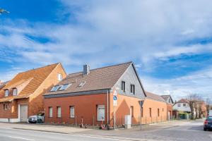 a row of brick houses on a city street at Kompaktes Studiozimmer mit Pantryküche und Fußbodenheizung in der Nähe der Messe Dusche und WC werden gemeinschaftlich genutzt in Hannover