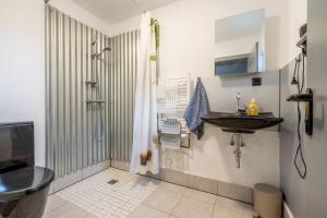 a bathroom with a sink and a shower at Kompaktes Studiozimmer mit Pantryküche und Fußbodenheizung in der Nähe der Messe Dusche und WC werden gemeinschaftlich genutzt in Hannover
