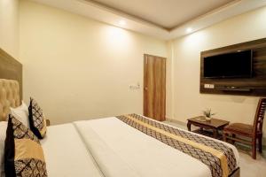 TV a/nebo společenská místnost v ubytování Hotel Marina Near IGI Airport Delhi