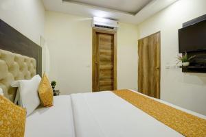 Postel nebo postele na pokoji v ubytování Hotel Marina Near IGI Airport Delhi