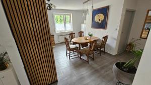 una sala da pranzo con tavolo e sedie di Domowe Zacisze a Szamotuły Altre 12 foto