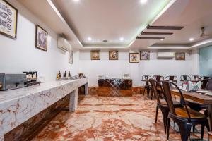 Restaurace v ubytování Hotel Le Roi Near New Delhi Railway Station