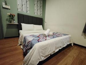 Postel nebo postele na pokoji v ubytování Treeline Urban Inn