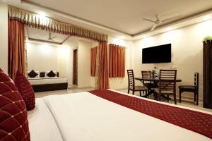 TV a/nebo společenská místnost v ubytování Hotel Marina Near IGI Airport Delhi
