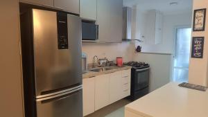 Η κουζίνα ή μικρή κουζίνα στο P15 - Varanda Gourmet, 100m do mar -2 Vagas de garagem - Petfriendly