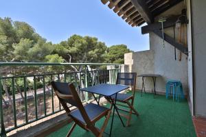 a balcony with two chairs and a table on a balcony at Melusine in Sausset-les-Pins