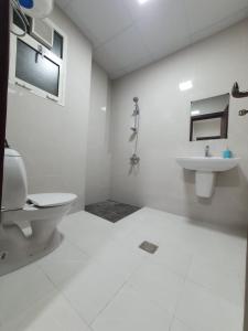 un bagno bianco con WC e lavandino di اجنحه اسوار للشقق الفندقيه a Salalah