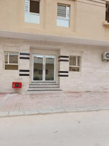 a building with black and white stripes on it at اجنحه اسوار للشقق الفندقيه in Salalah