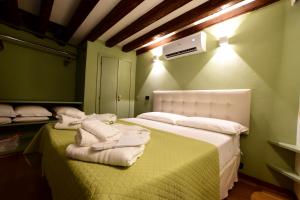 Postel nebo postele na pokoji v ubytování Luxury Cernaia Home alloggio di charme in palazzo dei Rolli centralissimo