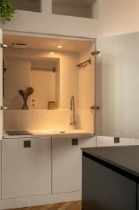 a kitchen with a sink and a mirror at Lille Centre - Grand Studio atypique ! in Mons-en-Baroeul