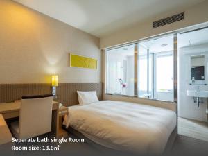 Postel nebo postele na pokoji v ubytování Nishitetsu Resort Inn Naha