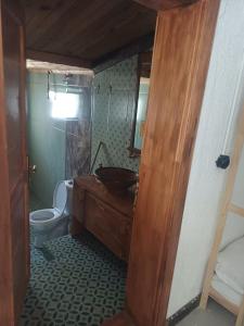 une salle de bain avec toilettes, lavabo et miroir dans l'établissement Togo iztuzu Stonehouse-2, à Gökbel
