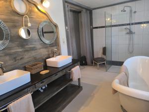 Gîte en Provence في كافايو: حمام مع مغسلتين وحوض استحمام ودش +33 صورة