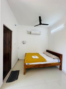Ένα ή περισσότερα κρεβάτια σε δωμάτιο στο Aadhi lingam HOME STAY