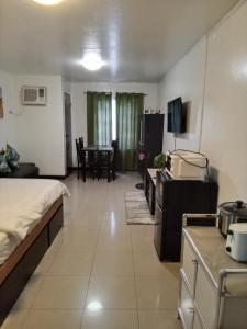 Postel nebo postele na pokoji v ubytování Deca home's tipolo mandaue