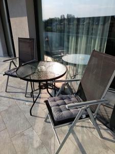 two chairs and a table on a balcony at B&B ApartHotel in Bistriţa