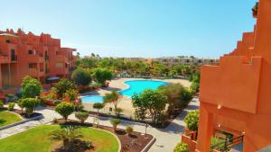 widok z lotu ptaka na ośrodek z basenem w obiekcie Apartamentos Sotavento - Playa La Tejita - El Médano w mieście El Médano