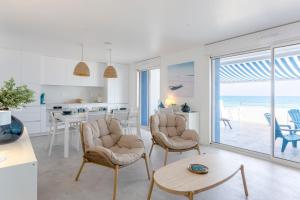 a kitchen and living room with a view of the ocean at Sublime appartement face à la mer avec accès plage in Palavas-les-Flots