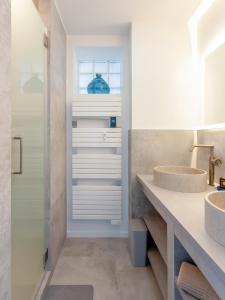 a bathroom with two sinks and a mirror at Sublime appartement face à la mer avec accès plage in Palavas-les-Flots +18 photos
