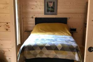 Postel nebo postele na pokoji v ubytování Off Grid 1-Bed Cabin Pets Ok 20 mins to Dunoon