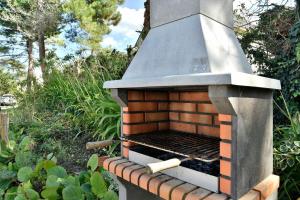 Gril dostupný pro hosty v apartmánu