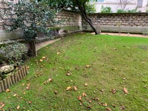 パリにあるHavre de paix près de Roland Garrosの庭の草の葉山