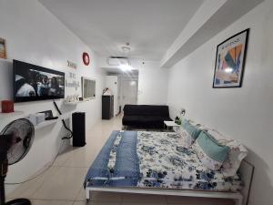 Televiisor ja/või meelelahutuskeskus majutusasutuses SMDC TAGAYTAY WITH TAAL view