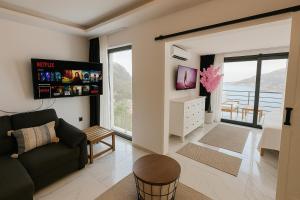 TV a/nebo společenská místnost v ubytování Sweet Home Turunc - Two Stylish 1-Bedroom Suites with Sea View