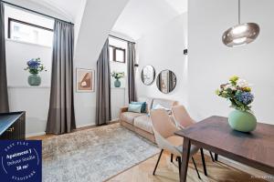 uma sala de estar com um sofá e uma mesa em easy flat Stadtpark Apartments em Viena
