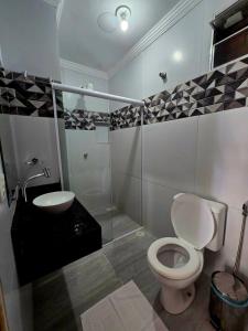 a bathroom with a toilet and a sink at Porto De Galinhas Pousada Raízes Do Porto in Porto De Galinhas
