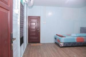 una camera con un letto e una porta in una stanza di WR Cottage - Worho Rhena a Ende
