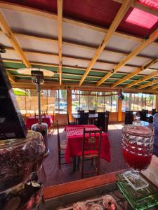 una sala da pranzo con tavolo e sedie rossi di Hotel San Giorgio a Capitán Pastene