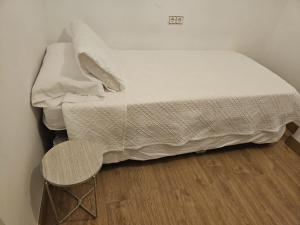 Łóżko lub łóżka w pokoju w obiekcie tuGuest Halcón Apartment
