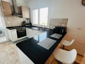 Kuchyň nebo kuchyňský kout v ubytování Luxury Peaceful Fully Equipped 1 Bedroom Apartment Monastir + 11 fotografií