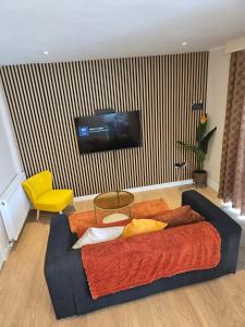 Μια τηλεόραση ή/και κέντρο ψυχαγωγίας στο A cosy studio flat