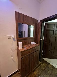 a bathroom with a mirror and a brown door at شقة بغرفتين ودورتين في الدور الأول 7 دقائق للحرم in Al Madinah