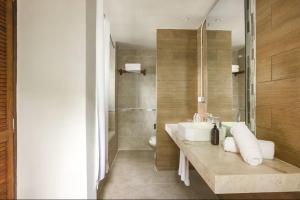 un baño con lavabo y ducha en Mia Tulum Beachfront Resort - Ocean View Suites and Beach Club, en Tulum
