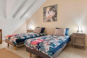 MANGO ! Vue lagon et Sunset Appart duplex 6à7 p tout neuf客房内的一张或多张床位
