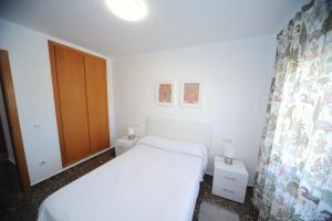 Posteľ alebo postele v izbe v ubytovaní LA PINADA Orangecosta 1 dormitorio + 28 fotografií