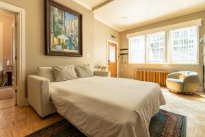 a bedroom with a bed and a painting on the wall at Les 4 Saisons - No breakfast in Quebec City