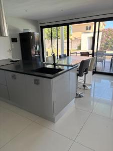 Η κουζίνα ή μικρή κουζίνα στο Villa Pauline # Médoc