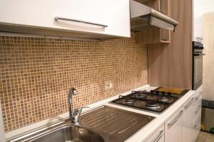 una cocina con fregadero y estufa en Suite House 78, en Bari 67 fotos más