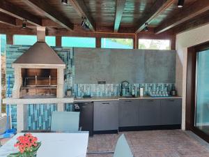 a kitchen with a stove top oven in a kitchen at Casa vacacional San Miguel in Maside