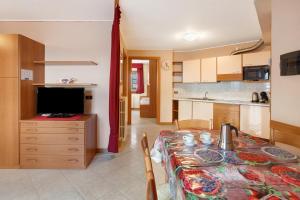 une cuisine avec une table et une salle à manger dans l'établissement Loredana - Al Bait Da Santin, à Livigno