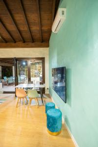 a living room with a table and chairs at Casa vacacional San Miguel in Maside