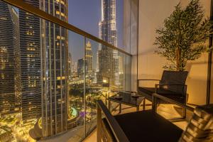 een balkon met uitzicht op de stad in de nacht bij New Exclusive 2BR Downtown Dubai Burj Khalifa View and Dubai Mall in Dubai