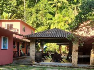 einen Pavillon mit Tischen und Stühlen im Hof in der Unterkunft Hospedagem Majestade in Paraty