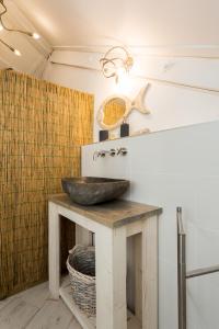 Silver Moon Bed & Breakfast في فورسخوتن: حمام مع حوض حجري على طاولة