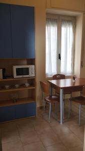 カステッランマーレ・ディ・スタービアにあるCasa Vacanze Tondo Tondoのダイニングルーム(テーブル、電子レンジ付)