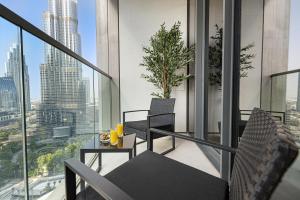 een balkon met een tafel en stoelen op een gebouw bij New Exclusive 2BR Downtown Dubai Burj Khalifa View and Dubai Mall in Dubai